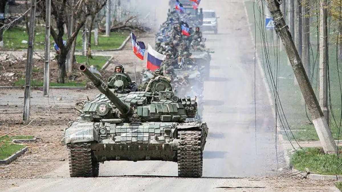 REUTERS/CHINGIS KONDAROV - Un convoy blindado de tropas prorrusas se mueve a lo largo de una carretera durante el conflicto entre Ucrania y Rusia