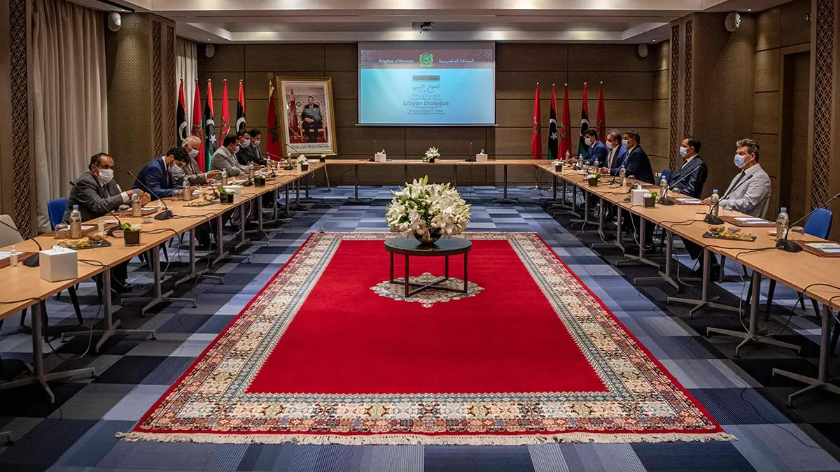 AFP/FADEL SENNA - Fotografía de archivo, representantes de las administraciones rivales de Libia asisten a una reunión en la ciudad costera marroquí de Bouznika, al sur de la capital Rabat, el 2 de octubre de 2020