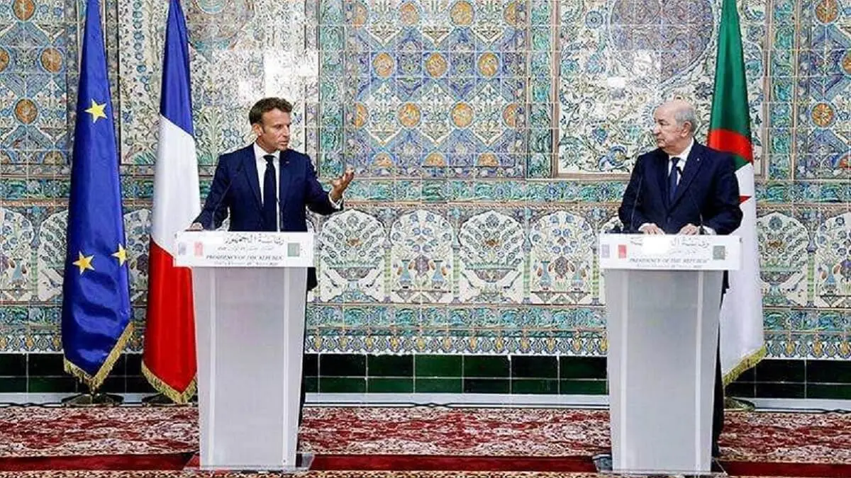 AFP/LUDOVIC MARIN - El presidente francés Emmanuel Macron (izq.) y el presidente de Argelia Abdelmadjid Tebboune (der.) asisten a una rueda de prensa conjunta en el palacio presidencial de Argel