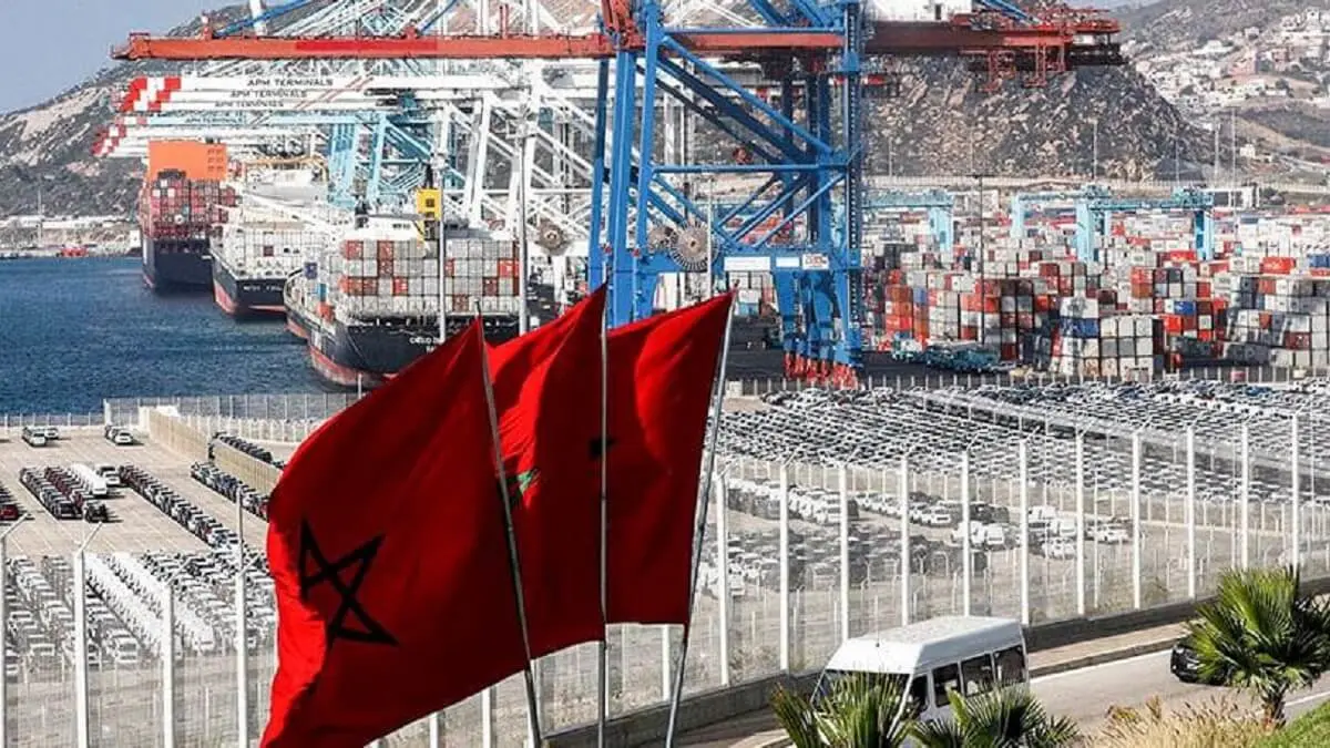 PHOTO/AFP - Esta fotografía, tomada el 28 de junio de 2019, muestra una vista de las grúas de contenedores en la terminal I del puerto de Tánger Med, en la ciudad septentrional de Tánger