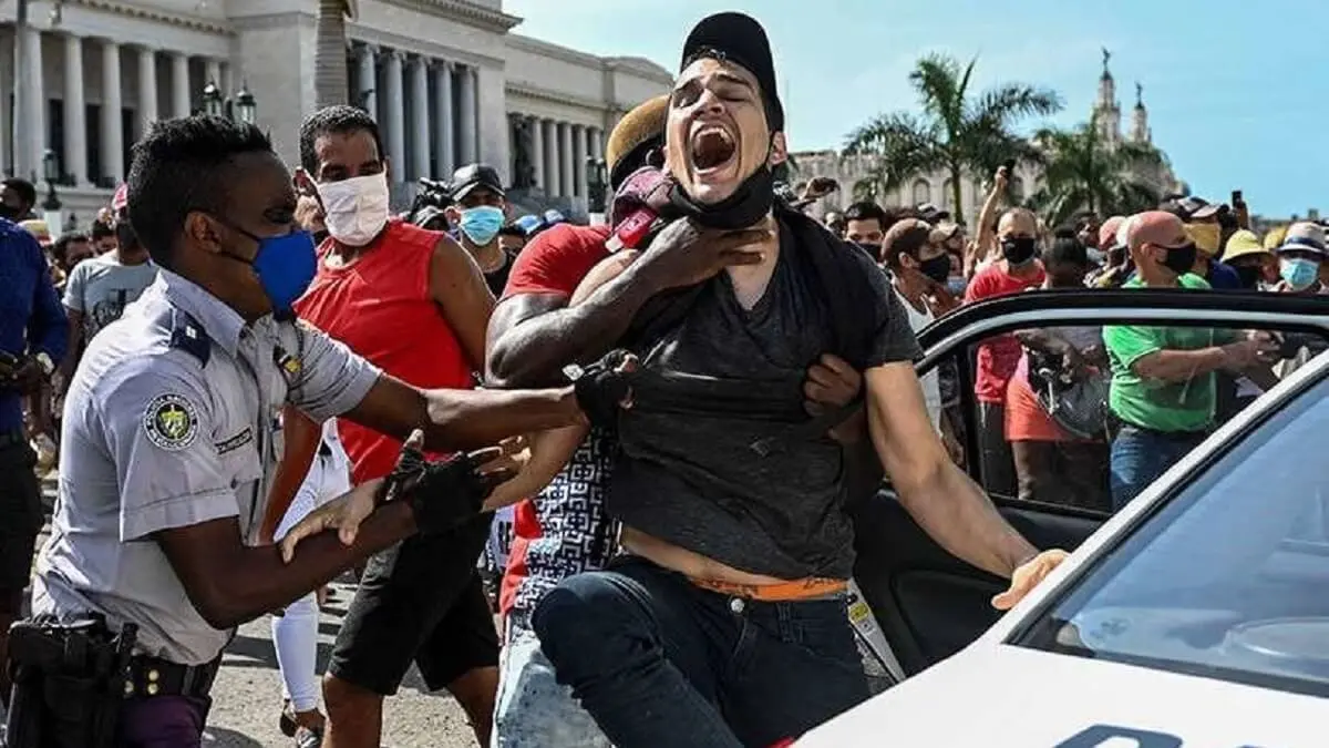 AFP/YAMIL LAGE - Un hombre es detenido durante una manifestación contra el Gobierno del presidente cubano Miguel Díaz-Canel en La Habana, el 11 de julio de 2021