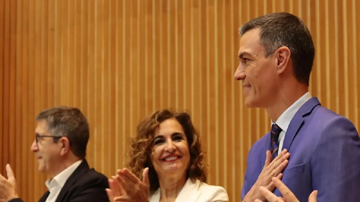 PHOTO/PSOE-Eva Ercolanese - Ante la mirada embelesada de la coordinadora del Comité de Estrategia de la campaña electoral, la ministra de Hacienda María Jesús Montero, Pedro Sánchez responde a los sinceros aplausos de diputados y senadores del PSOE