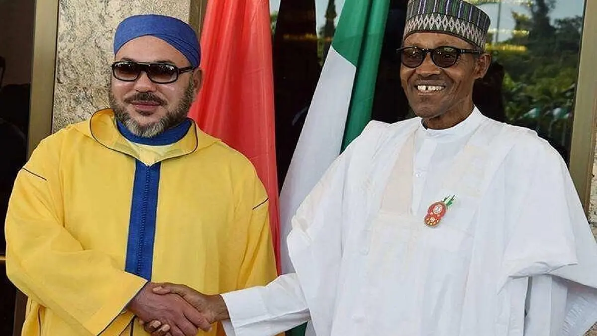 Fotografía de archivo, el presidente nigeriano, Muhammadu Buhari, estrecha la mano del rey de Marruecos, Mohamed VI - AFP/PHILIP OJISUA