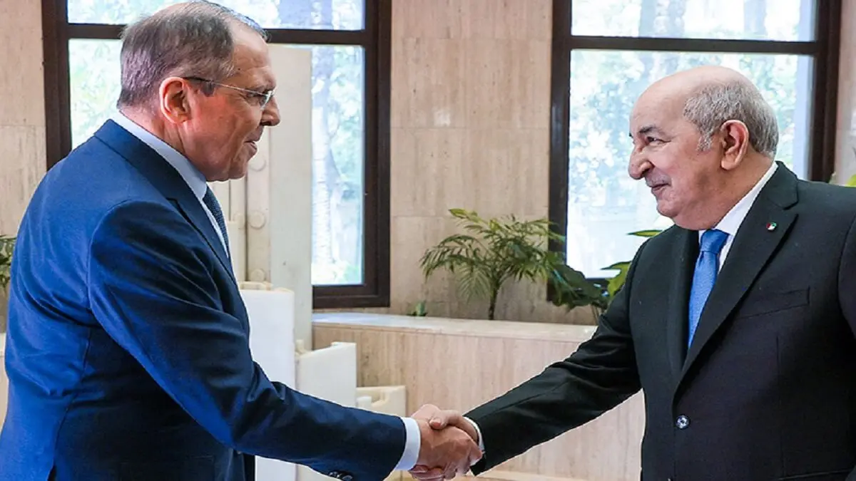 AFP/MINISTERIO DE RELACIONES EXTERIORES DE RUSIA - El ministro de Relaciones Exteriores de Rusia, Sergei Lavrov (izq.), estrechando la mano del presidente de Argelia, Abdelmadjid Tebboune