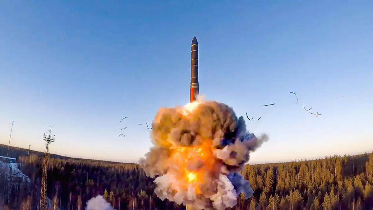 PHOTO/Servicio de Prensa del Ministerio de Defensa Ruso via AP - En esta foto de archivo tomada de un video distribuido por el Servicio de Prensa del Ministerio de Defensa de Rusia, el 9 de diciembre de 2020, se lanza un cohete desde un sistema de misiles como parte de una prueba de misiles balísticos intercontinentales
