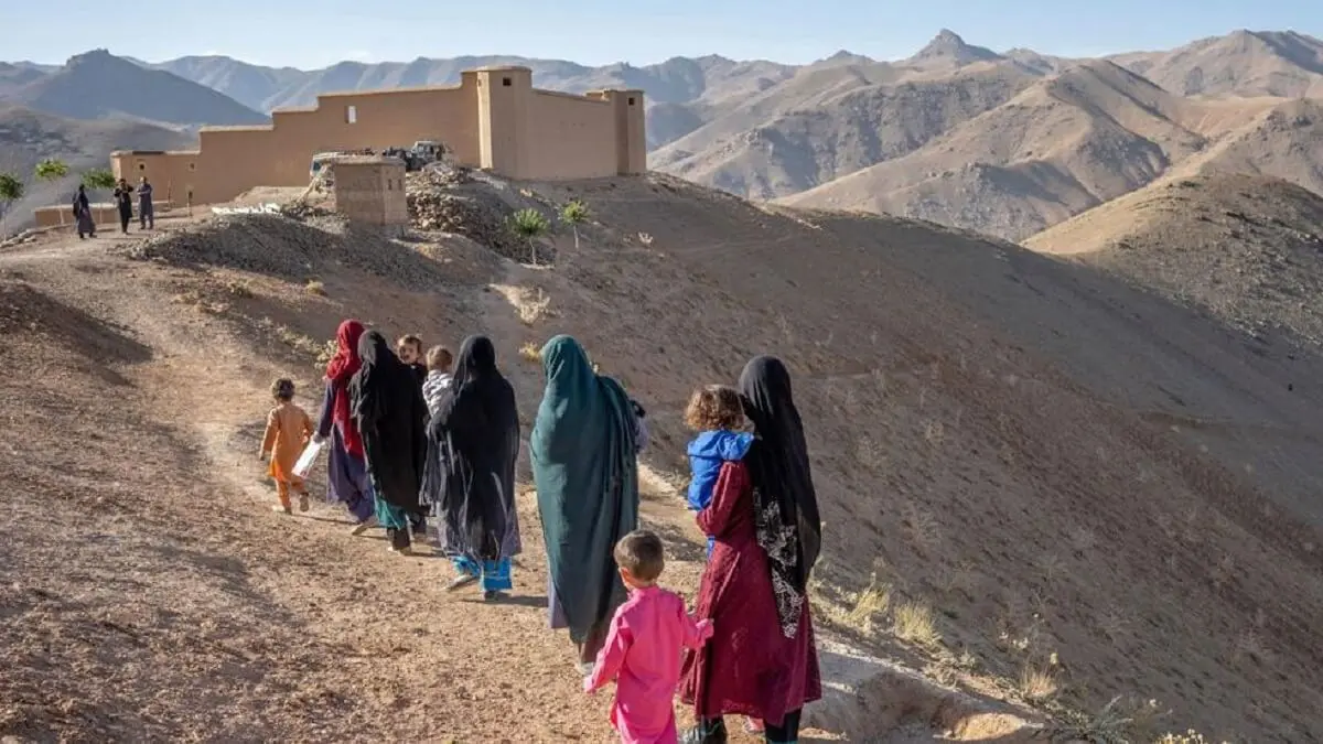 © UNICEF/Mark Naftalin Un grupo de mujeres y sus hijos caminan por Daikundi, en la remota región central de Afganistán.