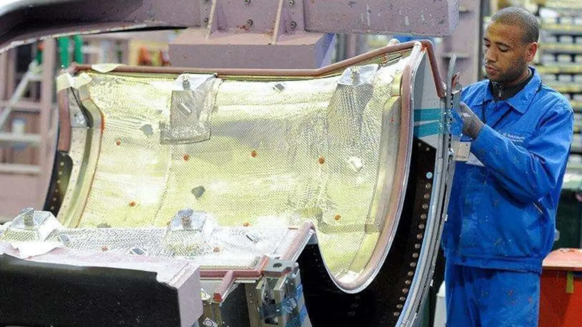 AFP/FADEL SENNA - Un empleado trabaja en una fábrica aeronáutica en Nouaceur, al sur de Casablanca