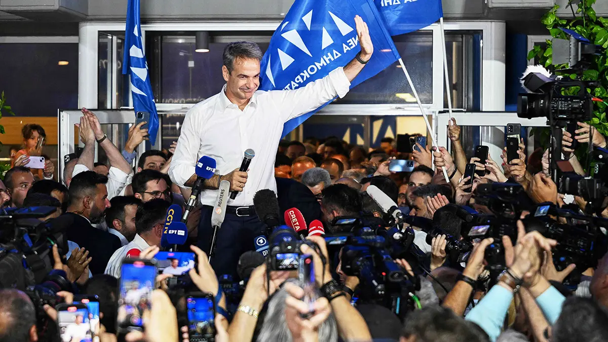 AFP/ARIS MESSINIS - El líder del partido conservador de Grecia Nueva Democracia, Kyriakos Mitsotakis, saluda a sus partidarios durante un evento de la noche electoral después de las elecciones generales en el centro de Atenas, el 25 de junio de 2023