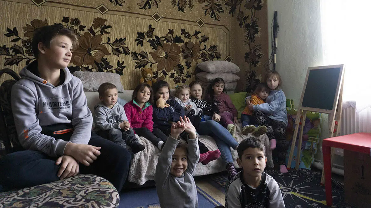 Alrededor de 30 refugiados ucranianos, incluidos 20 niños, viven en el mismo edificio en Cazanesti después de que huyeron de Ucrania y decidieron permanecer en Moldavia luego de la invasión rusa lanzada hace un año, el 24 de febrero de 2022
AFP/SABINE COLPART
AP/OLIVIER MATTHYS