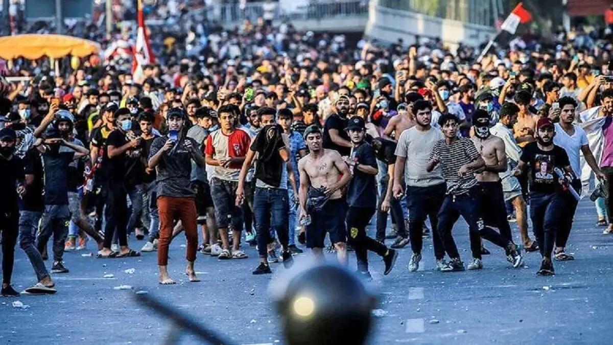 REUTERS/THAIER AL-SUDANI - Manifestantes se enfrentan a las fuerzas de seguridad durante la protesta en Bagdad, Irak