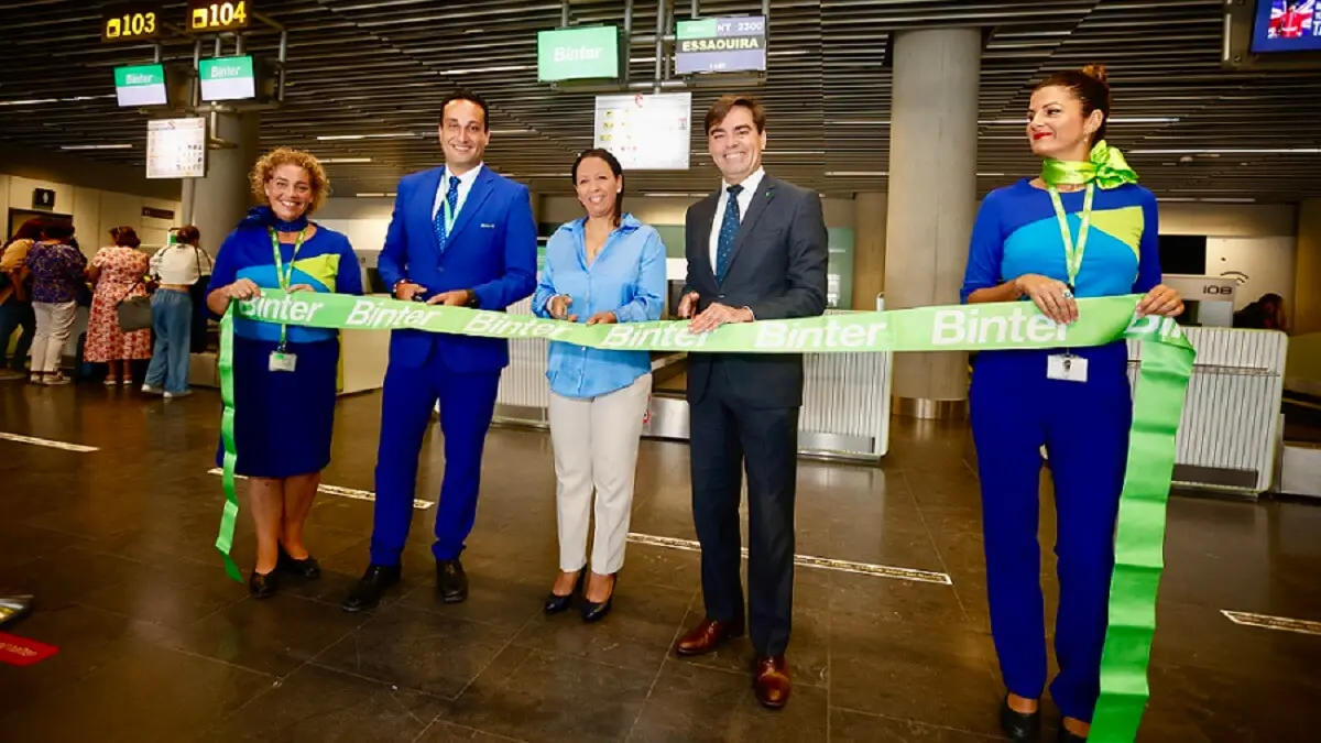Momento del corte de cinta del vuelo inaugural