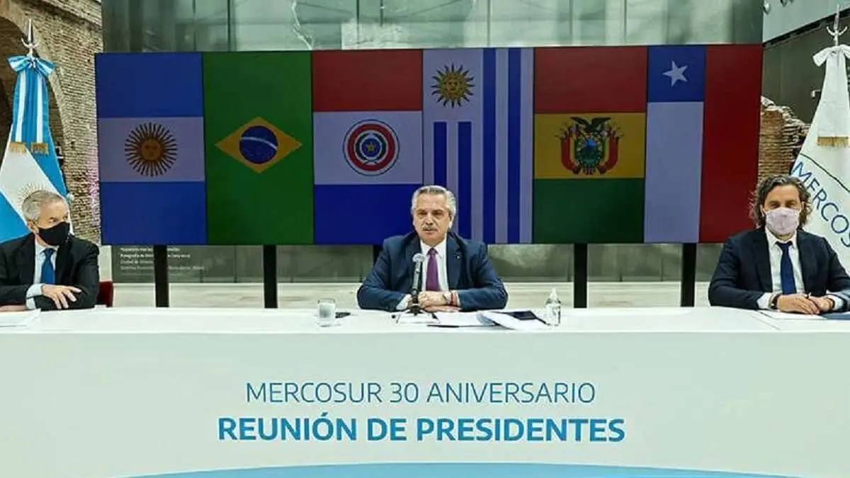 AFP PHOTO/PRESIDENCIA DE ARGENTINA/ESTEBAN COLLAZO - Foto cedida por la Presidencia de Argentina del presidente argentino Alberto Fernández durante una cumbre virtual del Mercosur en el 30º aniversario de su creación en la Casa Rosada en Buenos Aires