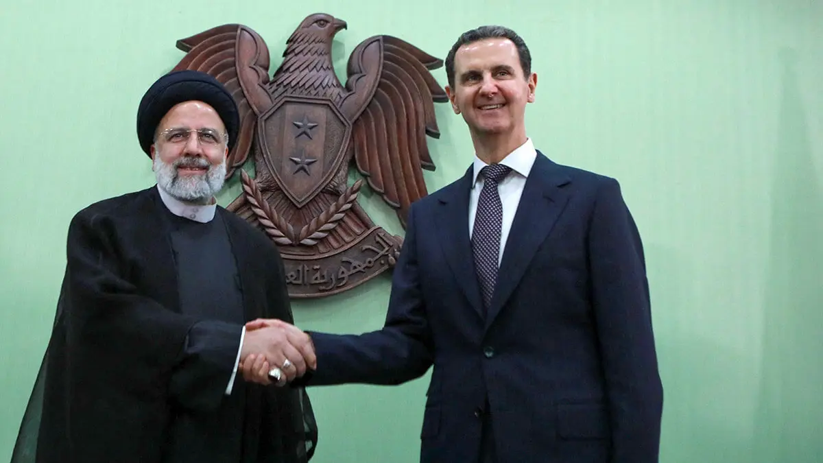 AFP/LOUAI BESHARA
- El presidente de Siria, Bashar al-Assad (R), le da la mano a su homólogo iraní, Ebrahim Raisi, en Damasco el 3 de mayo de 2023