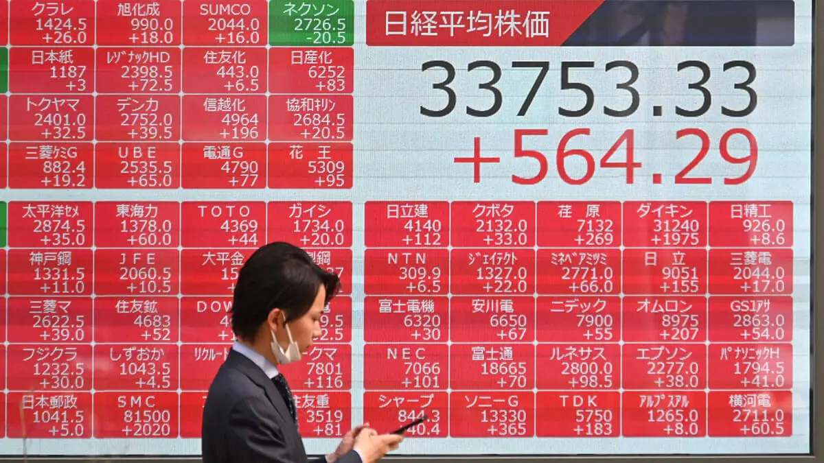 AFP/KAZUHIRO NOGI - Tablero electrónico que muestra los números de cierre en la Bolsa de Valores de Tokio en una calle de Tokio el 3 de julio de 2023