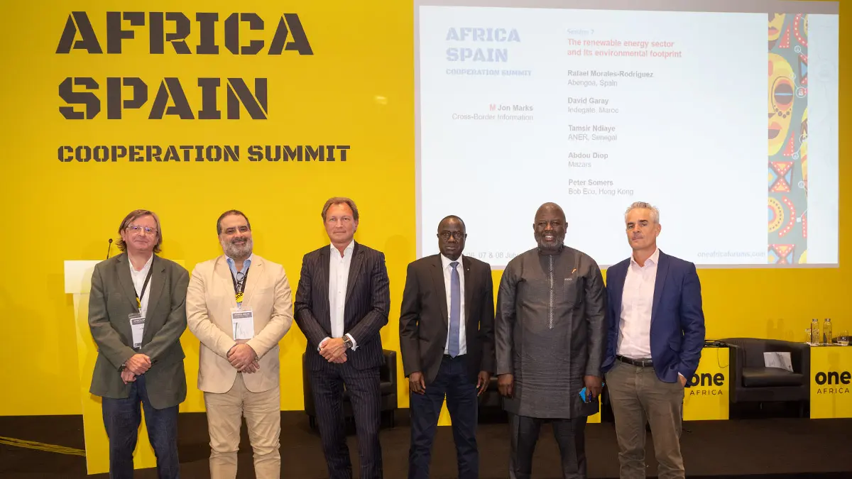 ATALAYAR/GUILLERMO LÓPEZ - Jon Marx, moderador; Rafael Morales-Rodríguez, de la compañía Abengoa, Peter Somers, de la compañía Bob Eco; David Goray, Indegate; Tamsir Ndiaye, director general de ANE en Senegal; y Abdou Diop de Mazars