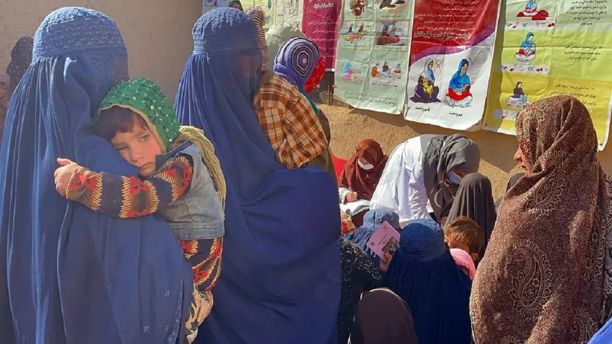 © UNICEF/Salam Al-Janabi - Mujeres y niños esperan a ser atendidos por miembros de un equipo móvil de salud y nutrición apoyado por UNICEF en Kandahar, Afganistán