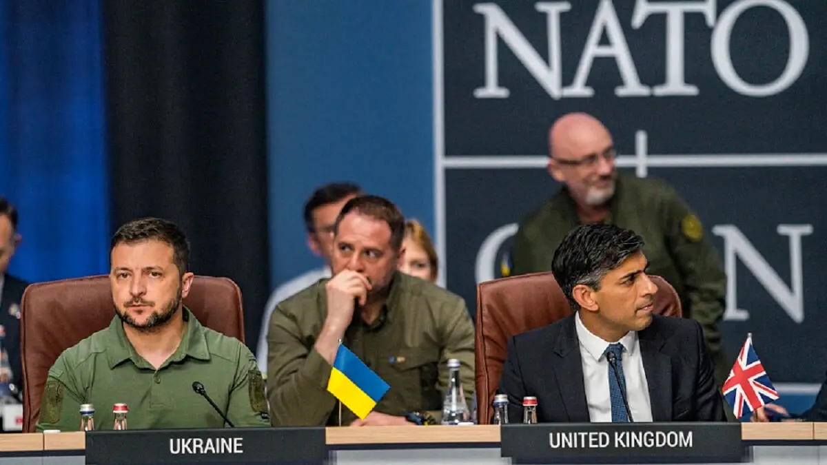 PHOTO/CELESTINO ARCE/NURPHOTO VÍA AFP - Volodymyr Zelenskiy, a la izquierda, presidente de Ucrania, y Rishi Sunak, a la derecha, primer ministro del Reino Unido, asisten al Consejo de la OTAN de la Cumbre de la OTAN celebrada en Vilna, Lituania