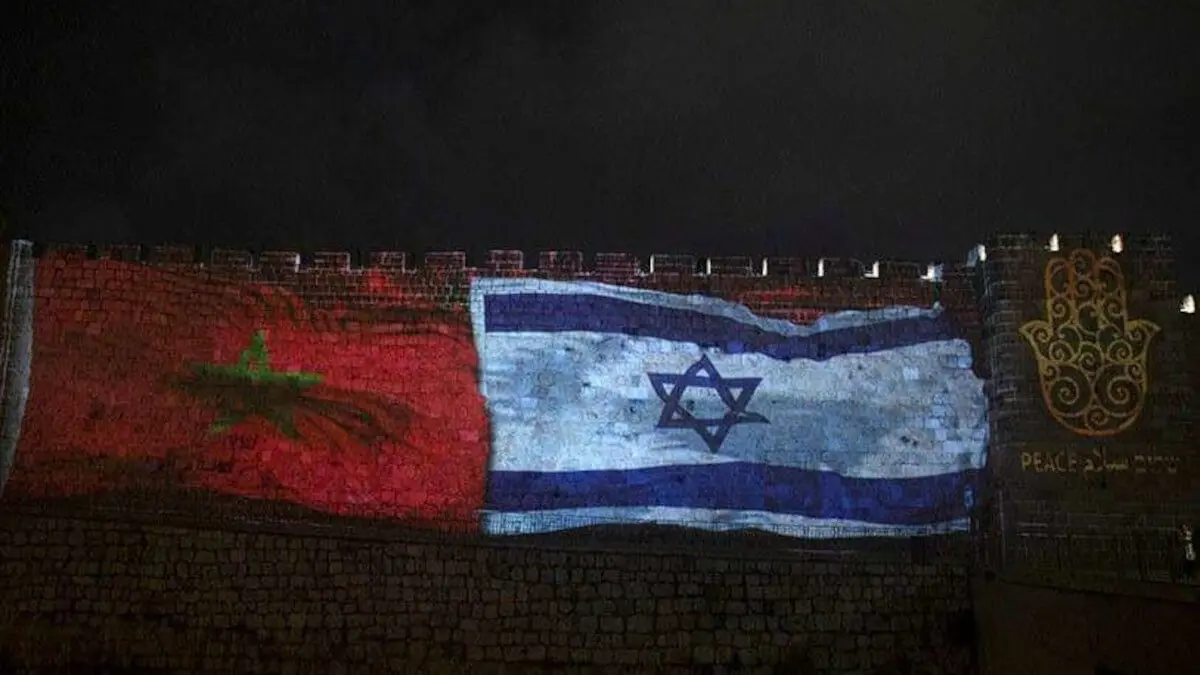 AP/MAYA ALLERUZZO - Las banderas nacionales de Israel y Marruecos se proyectan en las murallas de la Ciudad Vieja de Jerusalén