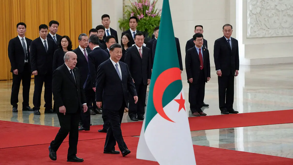 NG HAN GUAN vía REUTERS - El presidente argelino, Abdelmadjid Tebboune, camina con el presidente chino, Xi Jinping, durante una ceremonia de bienvenida celebrada en el Gran Salón del Pueblo en Pekín, China, el 18 de julio de 2023