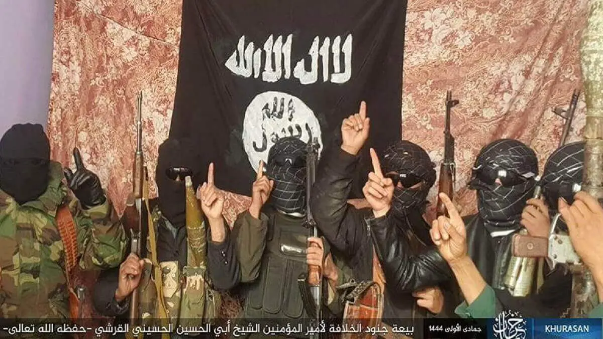 PHOTO/FILE - En esta imagen difundida por el grupo yihadista, varios militantes del ISIS-K posan con rifles de francotirador M24, PSL DMR rumanos, rifles M16A2, RPK LMG, rifles AKM (con GP-25 UBGL), lanzadores RPG-7/Tipo 69 con cohetes PG-7V y OGi-7MA