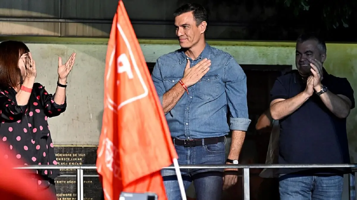 El presidente del Gobierno español y candidato del Partido Socialista (PSOE) a la reelección, Pedro Sánchez, gesticula tras las elecciones generales españolas en la sede del PSOE en Madrid, el 23 de julio de 2023 - PHOTO/AFP/JAVIER SORIANO