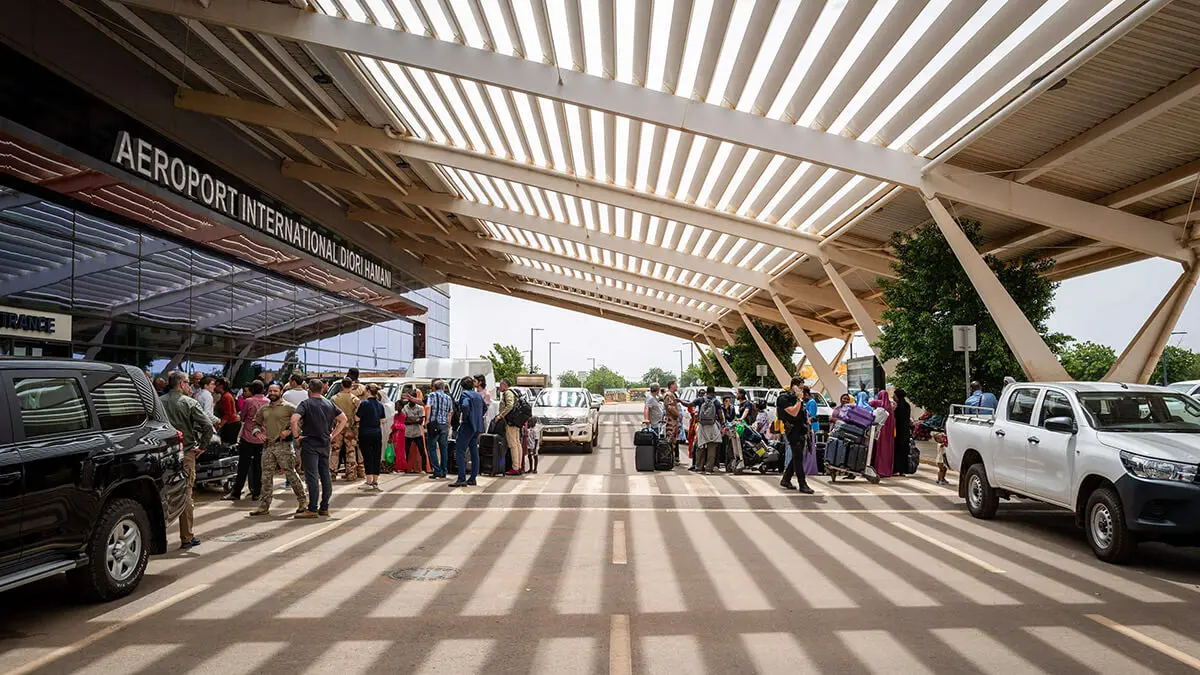 Una fotografía de un folleto publicada por el Ministerio francés para Europa y Asuntos Exteriores (MEAE) muestra a los pasajeros haciendo cola frente al aeropuerto internacional Diori Hamani en Niamey el 2 de agosto de 2023