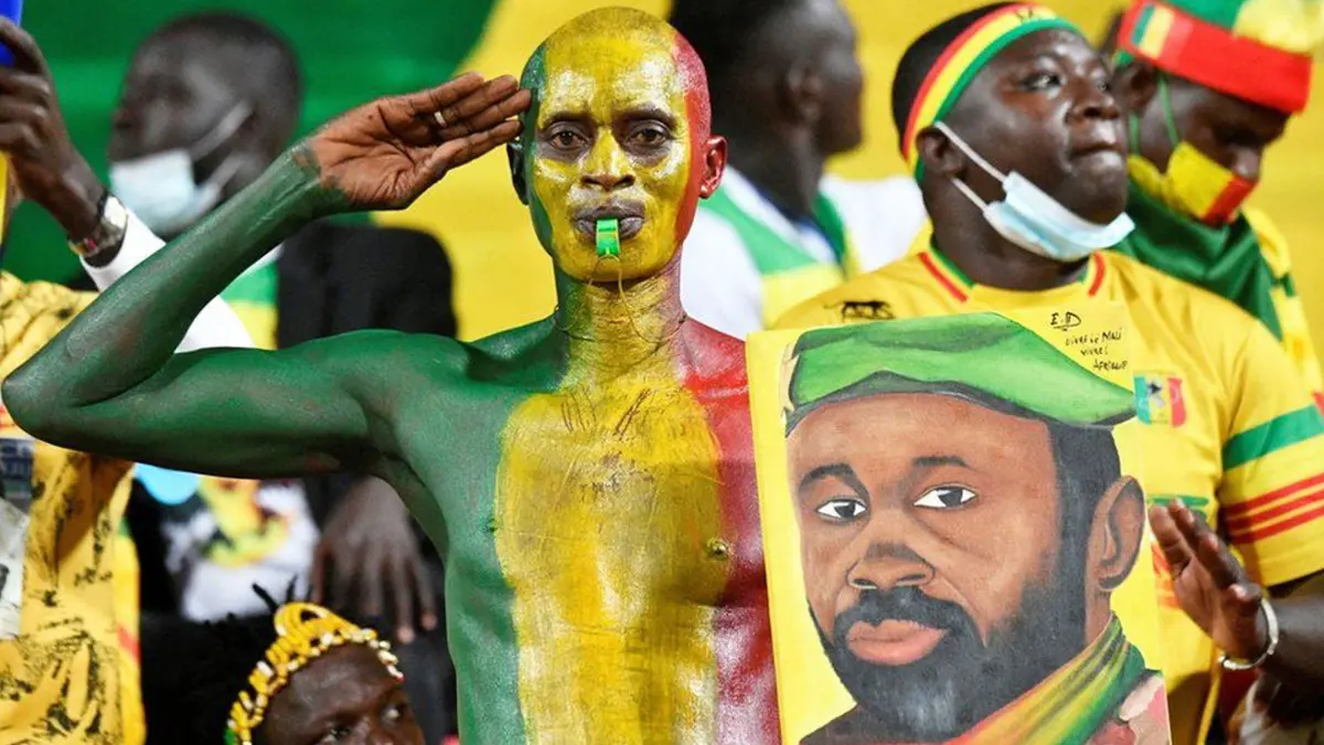 Los simpatizantes del equipo de fútbol de Mali sostuvieron una foto del líder golpista, el coronel Assimi Goita, antes de un reciente partido de la Copa Africana de Naciones