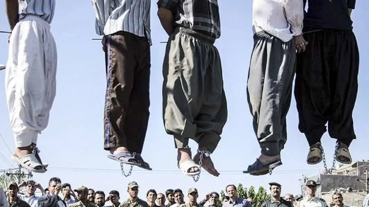 AP/HALABISAZ - En esta foto de archivo del 1 de agosto de 2007, agentes de la policía iraní y otras personas observan la escena mientras se cuelga a cinco criminales condenados en un barrio de Mashad, a 1.000 kilómetros (620 millas) al noroeste de Teherán, Irán
