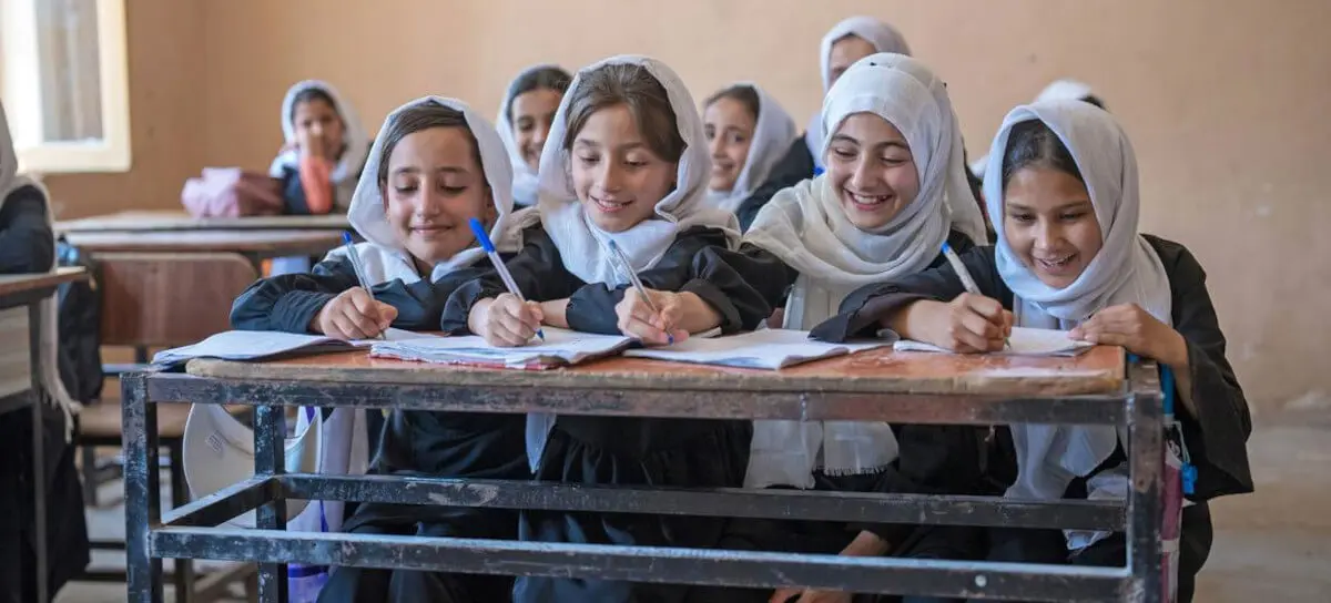 © UNICEF/Mark Naftalin Unas niñas estudian en una escuela de Mazar-i-Sharīf, provincia de Balkh, Afganistán.