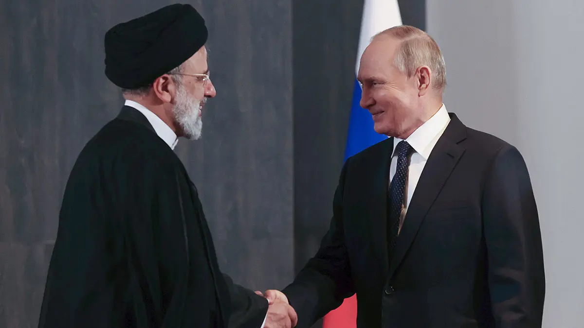 PHOTO/Alexandr Demyanchuk, SputniK - Fotografia de archivo, el presidente ruso, Vladimir Putin, a la derecha, y el presidente iraní, Ebrahim Raisi, se dan la mano durante su reunión al margen de la cumbre de la Organización de Cooperación de Shanghai (OCS) en Samarcanda, Uzbekistán, el jueves 15 de septiembre de 2022