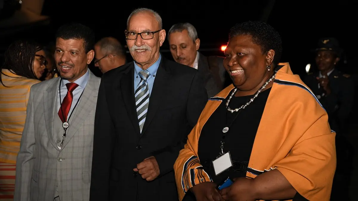 PHOTO/TWITTER/ @DIRCO_ZA -  Brahim Ghali, secretario general del Frente Polisario llega al aeropuerto de FireBlade, Kempton Park, Sudáfrica en un avión presidencial argelino y es recibido por la ministra de Administración y Servicio Público, Noxolo Kiviet. 22/08/2023