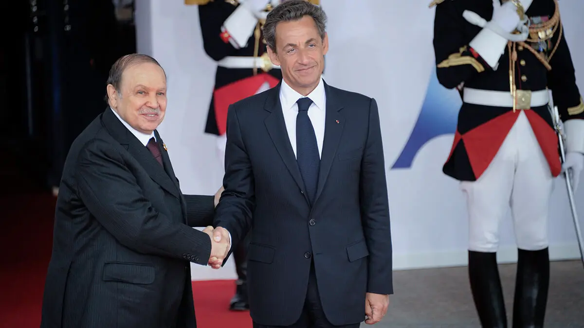 En esta fotograf&iacute;a de archivo del viernes 27 de mayo de 2011, el presidente franc&eacute;s Nicolas Sarkozy (derecha) da la bienvenida al presidente argelino Abdelaziz Bouteflika antes de una mesa redonda en la cumbre del G8 en Deauville, Francia. El ex presidente argelino Bouteflika, que luch&oacute; por la independencia de Francia en las d&eacute;cadas de 1950 y 1960 y fue derrocado en medio de protestas a favor de la democracia en 2019 despu&eacute;s de 20 a&ntilde;os en el poder  - PHOTO/DAMIEN MEYER via AP