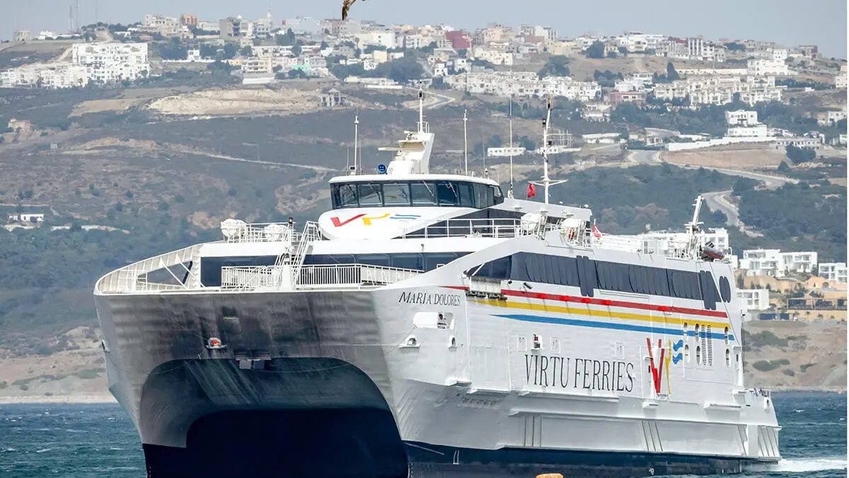 Un ferry con destino Algeciras llega al puerto marroquí de Tánger (AFP/FADEL SENNA)
