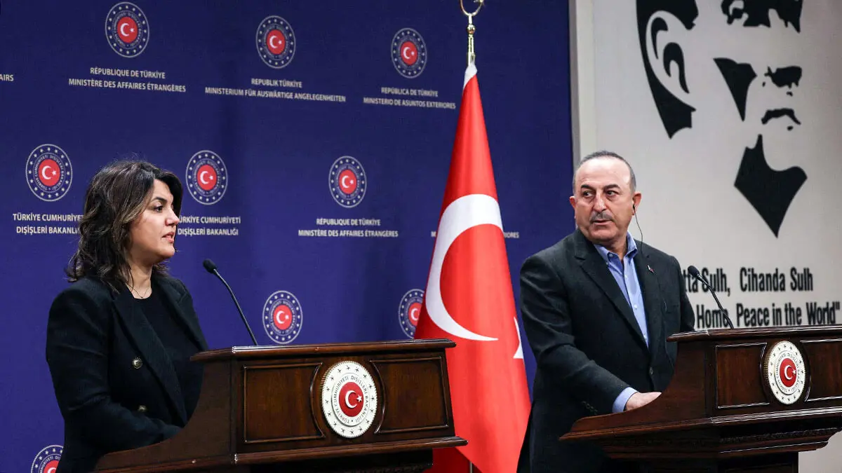 AFP/ADEM ALTAN - El exministro de Asuntos Exteriores turco, Mevlut Cavusoglu, y la Ministra de Asuntos Exteriores libia, Najla al-Mangoush