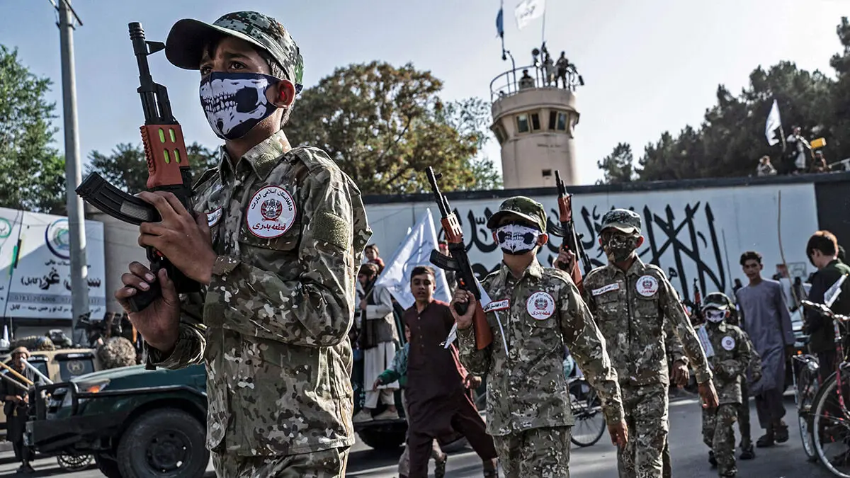 El 15 de agosto, el Gobierno talibán de Afganistán marcó el segundo aniversario de su regreso al poder, y sus partidarios celebraron mientras los críticos denunciaban restricciones cada vez más estrictas a los derechos de las mujeres - AFP/WAKIL KOHSAR