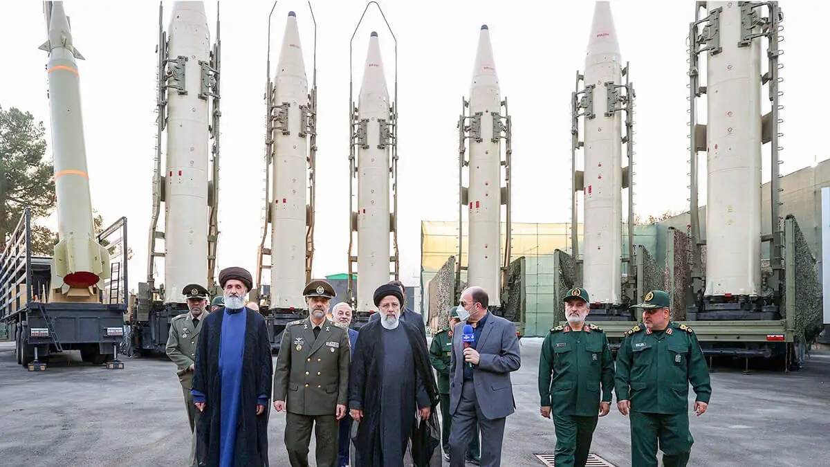 El presidente iraní Ebrahim Raisi (3L), al ministro de Defensa Mohammad Reza Gharaei Ashtiani (2L) y al jefe de la división aeroespacial de la Guardia Revolucionaria, general Amir Ali Hajizadeh (2R). , frente a los misiles de largo alcance Haj Qasim y Khorramshahr durante una ceremonia que celebra los logros de la industria de defensa del país en Teherán
AFP FOTO / HO /PRESIDENCIA IRANÍ