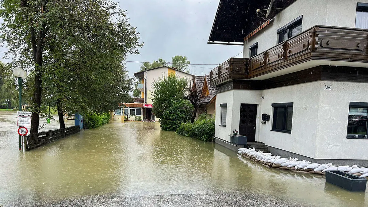 REUTERS/LOUISA OFF - Vista de una carretera inundada tras fuertes lluvias en Kuehnsdorf, Austria, 5 de agosto de 2023