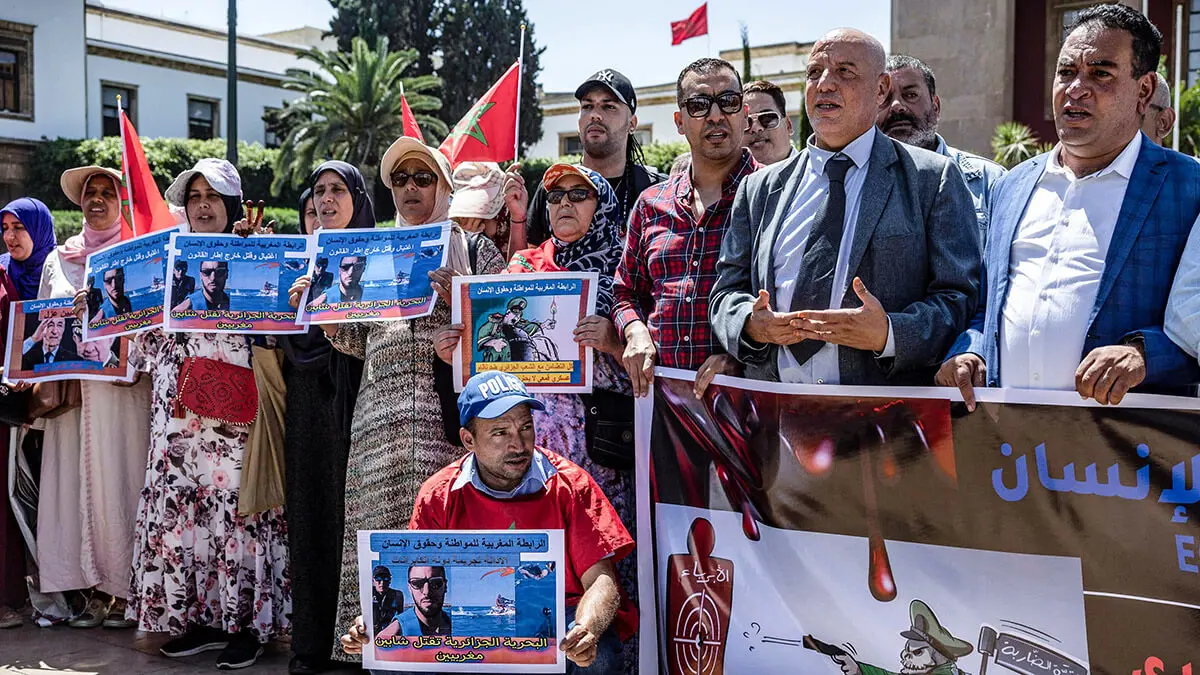 AFP/FADEL SENNA - Los marroquíes llevan carteles durante una manifestación en Rabat el 4 de septiembre de 2023, condenando el asesinato de dos esquiadores acuáticos por parte de la guardia costera argelina después de que se desviaron a través de la frontera marítima entre los dos países