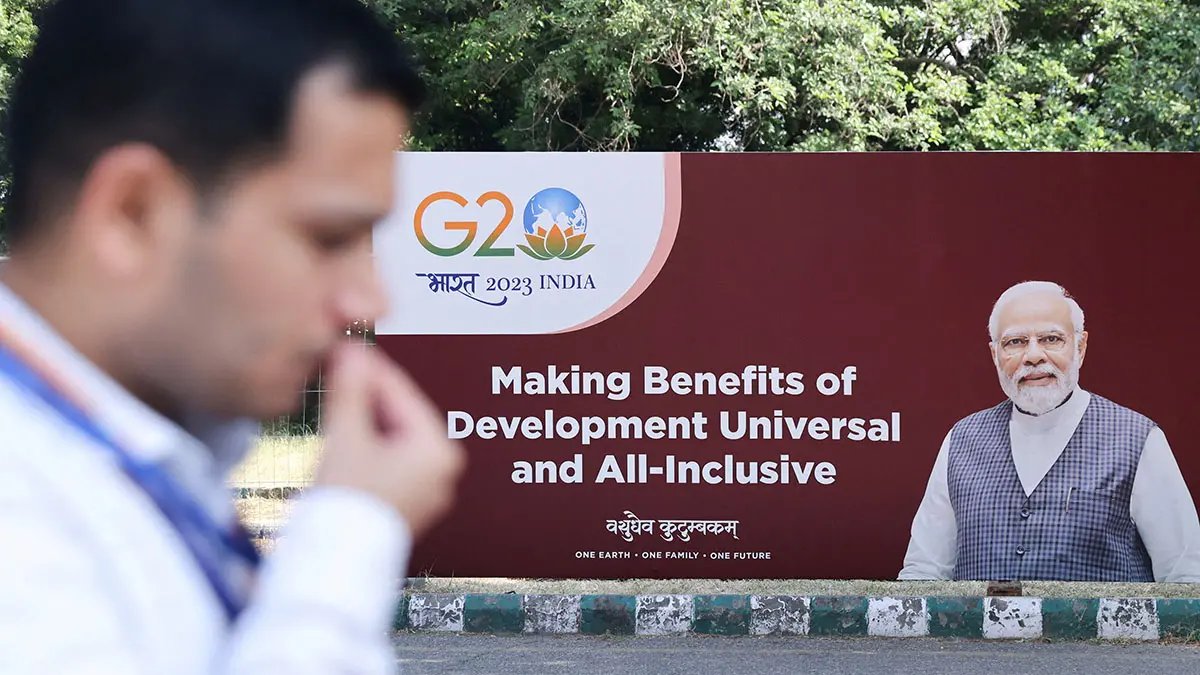REUTERS/ANUSHRE FADNAIS - Cartel con la imagen del Primer Ministro indio Narendra Modi, antes de la Cumbre del G20 en Nueva Delhi, India, el 8 de septiembre de 2023