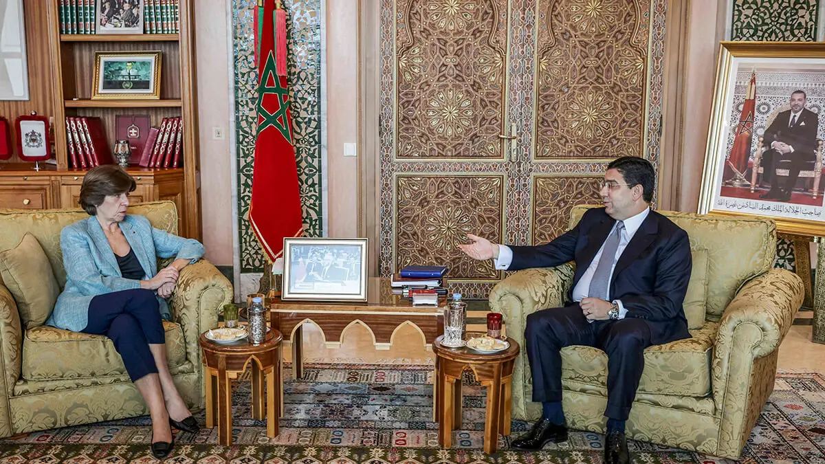 El Ministro de Asuntos Exteriores de Marruecos, Nasser Bourita (R), se reúne con su homóloga francesa, Catherine Colonna, en Rabat, el 16 de diciembre de 2022