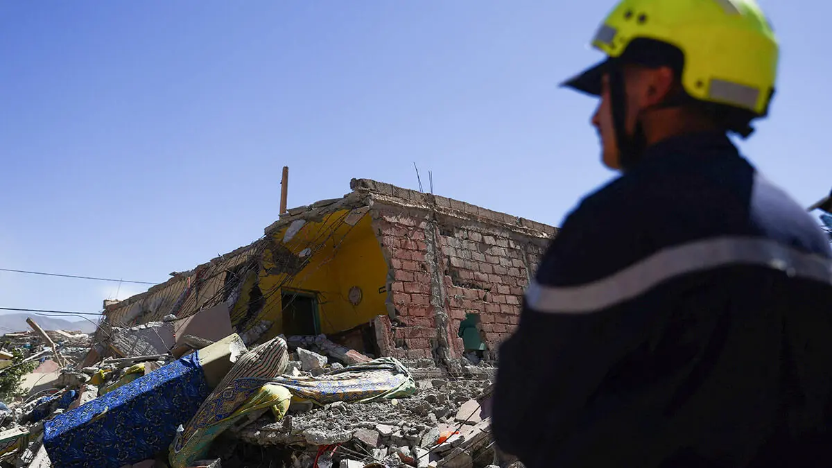 REUTERS/HANNAH McKAY - Un miembro de los equipos de rescate se encuentra junto a una casa destruida después de un mortal terremoto en Tinmel, Marruecos, el 11 de septiembre de 2023