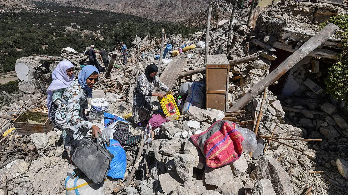 AFP/FETHI BELAID - Residentes rescatan pertenencias de los escombros de la aldea de Imoulas en la provincia de Taroudant, una de las más devastadas en Marruecos tras el terremoto, el 11 de septiembre de 2023