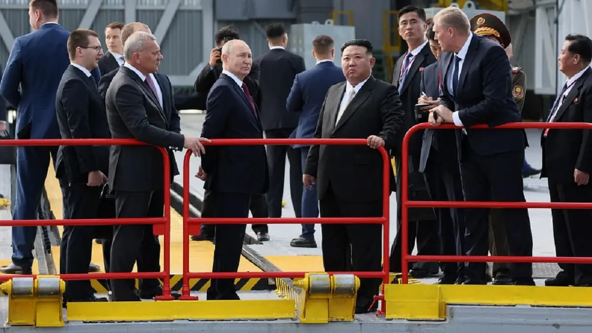 En esta foto de grupo distribuida por la agencia Sputnik, el presidente de Rusia, Vladímir Putin (centro izq.), y el líder de Corea del Norte, Kim Jong Un (centro der.), visitan el cosmódromo de Vostochni, en la región de Amur, el 13 de septiembre de 2023 - PHOTO/POOL/AFP/MIKHAIL METZEL
