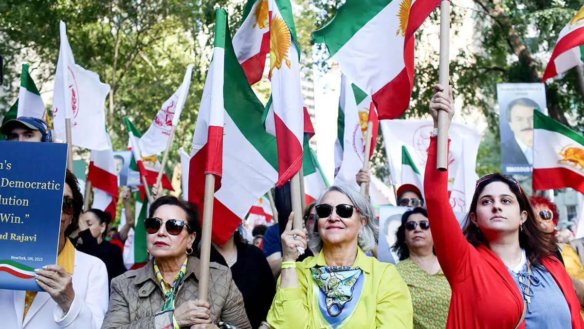 Los estadounidenses iraníes y otros participan en una manifestación cerca de la sede de las Naciones Unidas durante la visita del presidente iraní Ebrahim Raisi a la ciudad de Nueva York, EE.UU., el 19 de septiembre de 2023
REUTERS/YANA PASKOVA