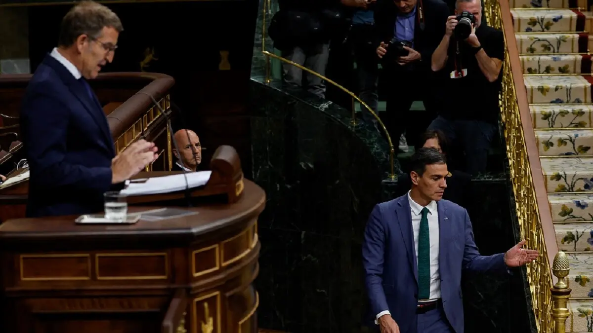 PHOTO/AFP/ÓSCAR DEL POZO - El presidente del Gobierno español, Pedro Sánchez, gesticula mientras el presidente del Partido Popular (PP), Alberto Núñez Feijoo, habla durante la primera sesión de un debate parlamentario para votar a un presidente del Gobierno en Las Cortes de Madrid el 26 de septiembre de 2023