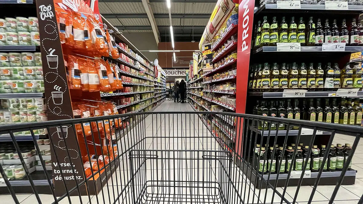 Carrito de la compra vacío junto a un stand de aceite de oliva en un supermercado de Lens, en el norte de Francia - AFP/DENIS CHARLET