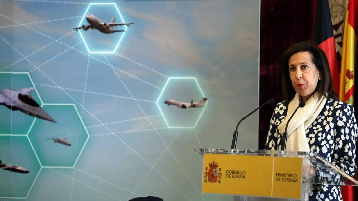 PHOTO/AFP/THOMAS COEX - La ministra española de Defensa, Margarita Robles, pronuncia un discurso durante la ceremonia de firma de un contrato entre los ministros de Defensa de Francia, Alemania y España para el Futuro Sistema de Combate Aéreo (FCAS), en Madrid el 28 de abril de 2023