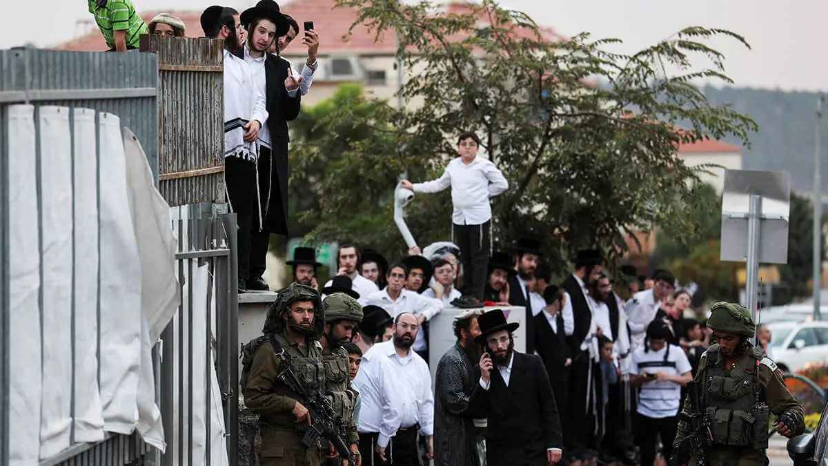 REUTERS/RONEN ZVULUN - Una multitud se reúne después de que un cohete lanzado desde la Franja de Gaza aterrizara en el asentamiento israelí de Beitar Ilit, en la Ribera Occidental ocupada por Israel el 9 de octubre de 2023