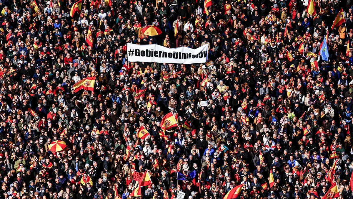 REUTERS/SUSANA VERA - Protesta contra el Gobierno del primer ministro español Pedro Sánchez en la Plaza Cibeles de Madrid, España