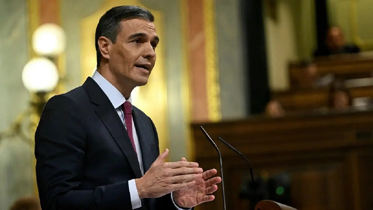 El presidente del Gobierno español en funciones, Pedro Sánchez, gesticula mientras habla durante un debate parlamentario en vísperas de la votación para elegir al próximo primer ministro de España, en el Congreso de los Diputados en Madrid el 15 de noviembre de 2023 - PHOTO/AFP/JAVIER SORIANO